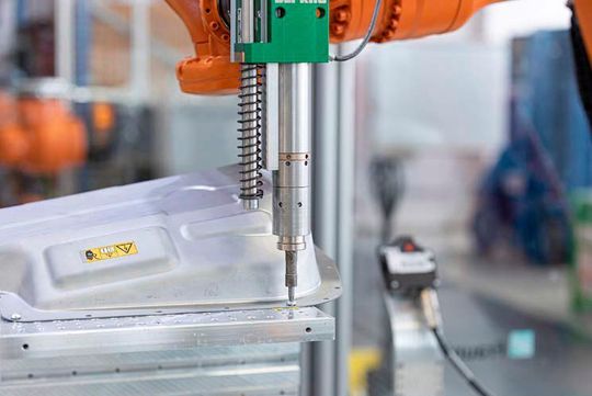 Im Rahmen des Forschungsprojekts „Demobat“ entwickelt ein Forschungsteam am Fraunhofer IPA einen Industrieroboter, der Altbatterien von Elektroautos sortenrein demontieren kann. Es beginnt mit dem Aufschrauben des Gehäuses. Im Rahmen des Forschungsprojekts „Demobat“ entwickelt ein Forschungsteam am Fraunhofer IPA einen Industrieroboter, der Altbatterien von Elektroautos sortenrein demontieren kann. Es beginnt mit dem Aufschrauben des Gehäuses.