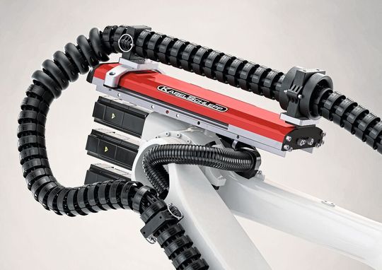 Die Pull-Back-Unit verhindert das Anschlagen der Energieführung am Roboterarm, indem sie sie auf Spannung hält.