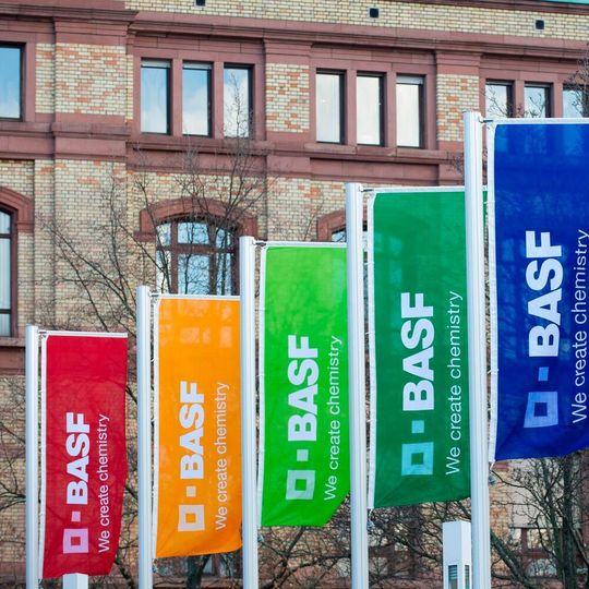 BASF und Clayton, Dubilier & Rice haben im Juli eine Vereinbarung zum Verkauf ihrer Solenis-Anteile an Platinum Equity unterzeichnet. BASF und Clayton, Dubilier & Rice haben im Juli eine Vereinbarung zum Verkauf ihrer Solenis-Anteile an Platinum Equity unterzeichnet.