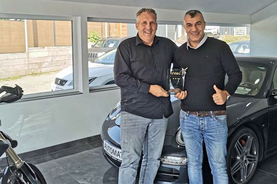 Dirk Wolter (links), Gebietsleiter Außendienst bei Intec, überreicht Hayati Aydin von BS Automobile die Trophäe für besonders gute Performance im Garantiegeschäft.