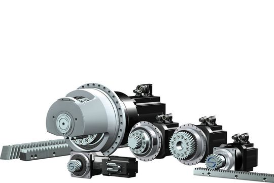 Die Zahnstangentriebe basieren auf einsatzgehärteten und geschliffenen Ritzeln mit sehr hoher Verzahnungsqualität und exakt darauf abgestimmten Zahnstangen des Kooperationspartners Atlanta.