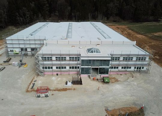 Das neue Betriebsgebäude der Hebra Maschinen- und Formenbau GmbH in Alsfeld. Der Bau wurde von der BayBG finanziell unterstützt. Ende 2021 kann er schon bezogen werden, heißt es.