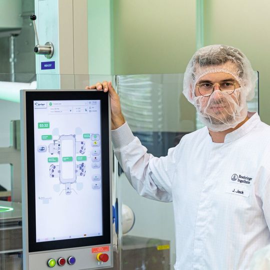 Das HMI zeigt die Einzelstationen der Maschine. Im Bild Projektleiter Janik Jack. Das HMI zeigt die Einzelstationen der Maschine. Im Bild Projektleiter Janik Jack.