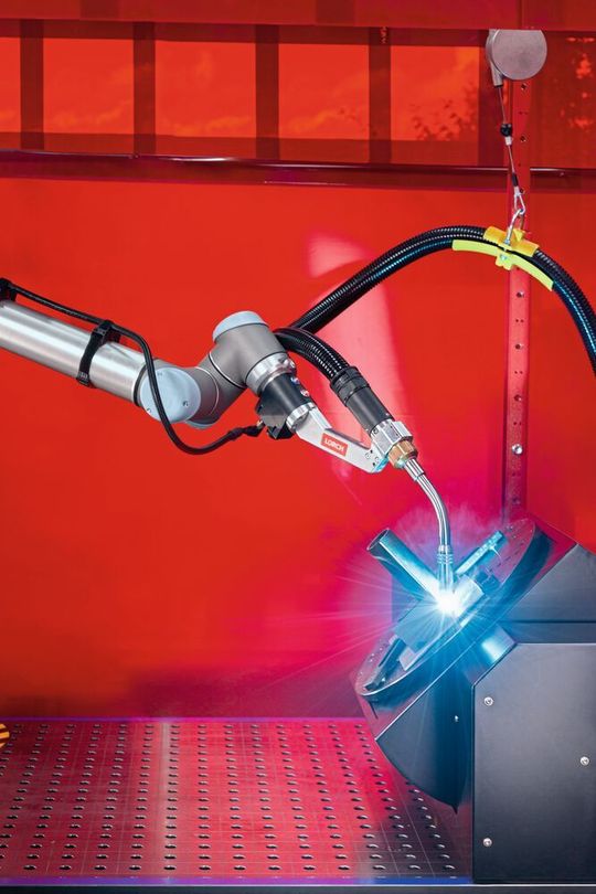 Mit einem Kippwinkel von 0 bis 90° und einem unendlichen Drehwinkel bringt der Cobot Turn 100 A die Werkstücke stets in die ideale Schweißposition. Mit einem Kippwinkel von 0 bis 90° und einem unendlichen Drehwinkel bringt der Cobot Turn 100 A die Werkstücke stets in die ideale Schweißposition.