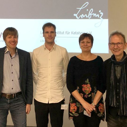 Präsentation einer erfolgreichen Zusammenarbeit (v.l.n.r.): Dr. Christoph Schotes von Bayer sowie Dr. Thomas Leischner, Dr. Kathrin Junge und Prof. Matthias Beller vom Likat. Präsentation einer erfolgreichen Zusammenarbeit (v.l.n.r.): Dr. Christoph Schotes von Bayer sowie Dr. Thomas Leischner, Dr. Kathrin Junge und Prof. Matthias Beller vom Likat.