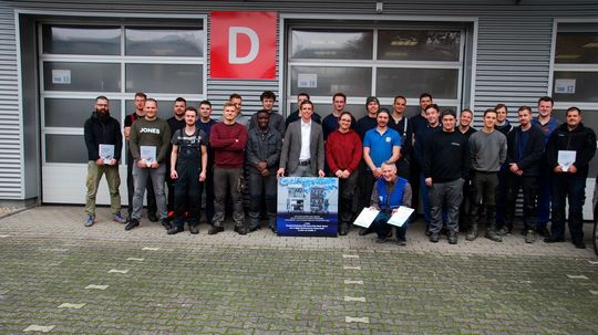 23 Wettbewerber trafen sich in Frankfurt: Felix Scholl und Robert Ziegler (knieend) präsentieren die Carbon-Preise. 23 Wettbewerber trafen sich in Frankfurt: Felix Scholl und Robert Ziegler (knieend) präsentieren die Carbon-Preise.