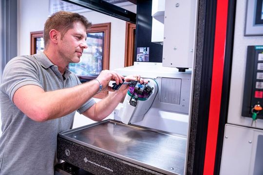 So macht die Mikrozerspanung Spaß! Das 5-Achs-Bearbeitungszentrum Microone von Zorn Maschinenbau ist nämlich in Sachen Ergonomie besonders gut konzipiert, heißt es. Nur so läuft es in der Fertigung richtig gut. Lesen Sie hier mehr dazu. So macht die Mikrozerspanung Spaß! Das 5-Achs-Bearbeitungszentrum Microone von Zorn Maschinenbau ist nämlich in Sachen Ergonomie besonders gut konzipiert, heißt es. Nur so läuft es in der Fertigung richtig gut. Lesen Sie hier mehr dazu.