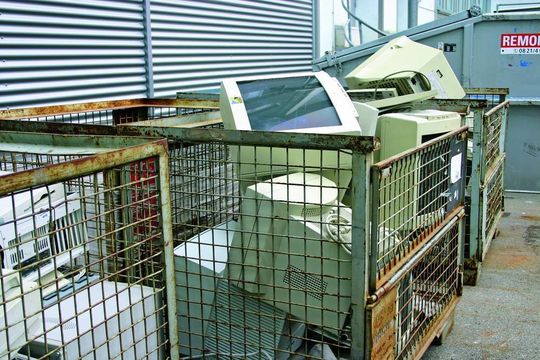 Elektroschrott muss eigenverantwortlich zurückgenommen und entsorgt werden. Elektroschrott muss eigenverantwortlich zurückgenommen und entsorgt werden.