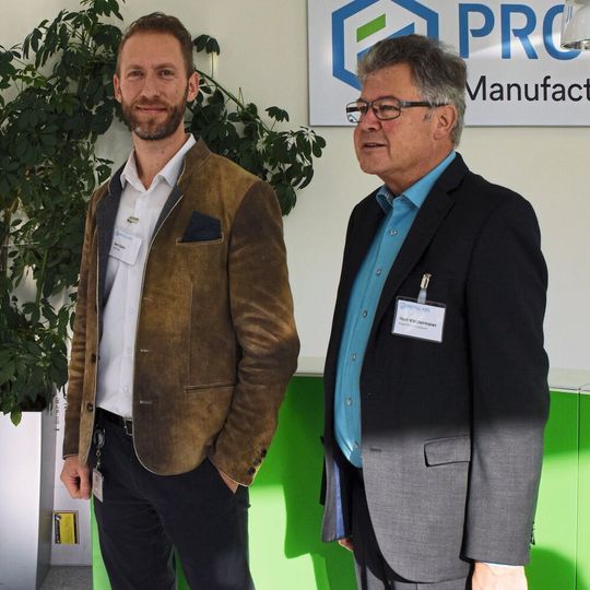 Daniel Cohn, Geschäftsführer von Protolabs Deutschland, (links) mit dem Bürgermeister von Putzbrunn, Edwin Klostermeier, bei der Eröffnung des 3D-Druck-Zentrums. Daniel Cohn, Geschäftsführer von Protolabs Deutschland, (links) mit dem Bürgermeister von Putzbrunn, Edwin Klostermeier, bei der Eröffnung des 3D-Druck-Zentrums.