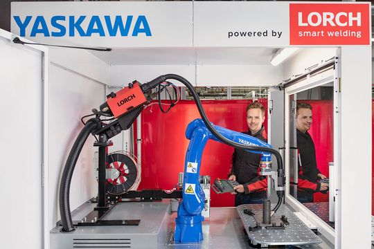 Schweißsystem und Roboter in produktiver Zweisamkeit: Die Herzstücke der neuen Kompaktschweißzellen Arcworld RS Mini und Arcworld HS Micro bilden der Motoman AR 900 von Yaskawa und die S-Robomig XT von Lorch als Schweißstromquelle für den MIG-Prozess. Schweißsystem und Roboter in produktiver Zweisamkeit: Die Herzstücke der neuen Kompaktschweißzellen Arcworld RS Mini und Arcworld HS Micro bilden der Motoman AR 900 von Yaskawa und die S-Robomig XT von Lorch als Schweißstromquelle für den MIG-Prozess.