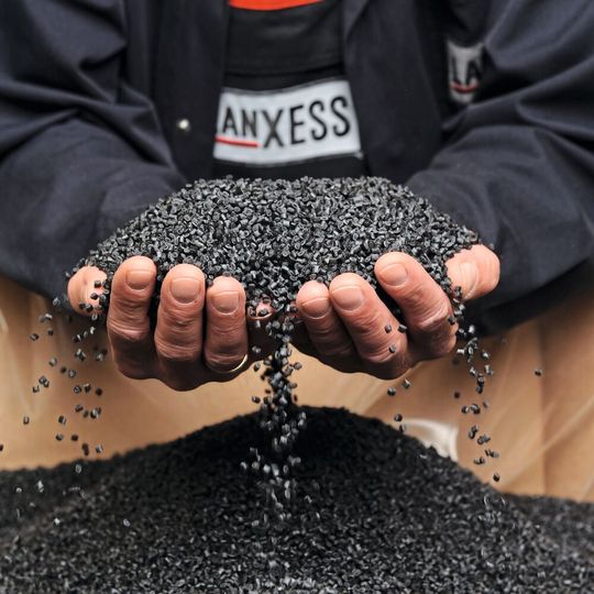 Der Lanxess-Geschäftsbereich High Performance Materials entwickelt Hochleistungs-Kunststoffe, die vor allem in der Automobil- sowie der Elektro- und Elektronikindustrie zum Einsatz kommen. Der Lanxess-Geschäftsbereich High Performance Materials entwickelt Hochleistungs-Kunststoffe, die vor allem in der Automobil- sowie der Elektro- und Elektronikindustrie zum Einsatz kommen.