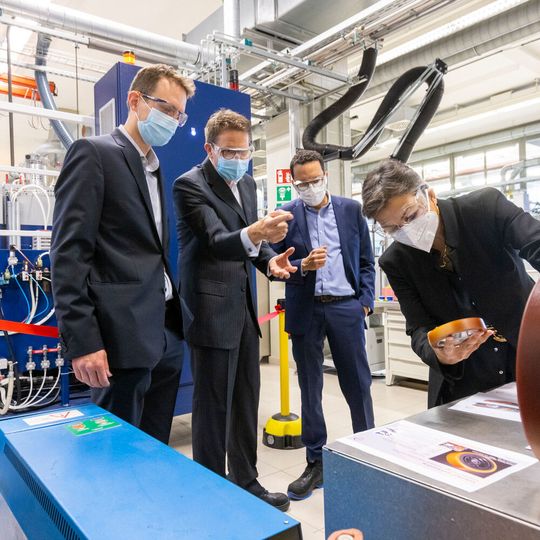 Covestro hat sein Technikum für Hochleistungselastomere der Vulkollan-Reihe modernisiert. Sucheta Govil, Chief Commercial Officer des Unternehmens (rechts), und Dr. Thomas Braig, Leiter der Geschäftseinheit Elastomere (2. v.l.), begutachten Räder, die mit dem Elastomer gefertigt wurden. Covestro hat sein Technikum für Hochleistungselastomere der Vulkollan-Reihe modernisiert. Sucheta Govil, Chief Commercial Officer des Unternehmens (rechts), und Dr. Thomas Braig, Leiter der Geschäftseinheit Elastomere (2. v.l.), begutachten Räder, die mit dem Elastomer gefertigt wurden.