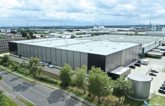 Um die intralogistischen Abläufe angesichts steigendem Kostendruck dynamischer und platzsparender zu machen, zentralisiert Offergeld Logistik mehrere Lager in Dormagen in einem 9.600 Quadratmeter umfassenden Neubau. Schwerlast-Verschieberegale von SSI Schäfer sind mit dabei. Um die intralogistischen Abläufe angesichts steigendem Kostendruck dynamischer und platzsparender zu machen, zentralisiert Offergeld Logistik mehrere Lager in Dormagen in einem 9.600 Quadratmeter umfassenden Neubau. Schwerlast-Verschieberegale von SSI Schäfer sind mit dabei.