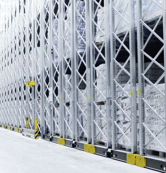 Beispielhafter Blick auf einen Teil eines Schwerlast-Verschieberegals vom Typ ESX von SSI Schäfer – damit man sich eine besserere Vorstellung von allem machen kann, was bei Offergeld Logistik im neuen Lager installiert wurde.