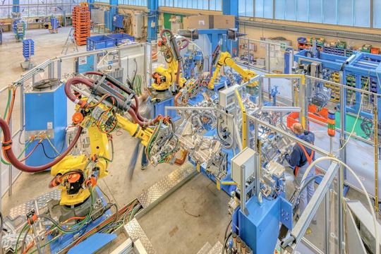 Dalex entwickelte und konstruierte für WMU eine Sonderschweißanlage mit Drehtisch und Robotern. Das Schweißsystem übernimmt jetzt das automatisierte Punktschweißen, das Kleben und das Mutternschweißen von Bauteilen, nebst nachfolgende Prüf-, Mess- und Markierprozesse. Dalex entwickelte und konstruierte für WMU eine Sonderschweißanlage mit Drehtisch und Robotern. Das Schweißsystem übernimmt jetzt das automatisierte Punktschweißen, das Kleben und das Mutternschweißen von Bauteilen, nebst nachfolgende Prüf-, Mess- und Markierprozesse.