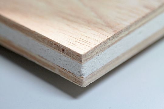 Das ist der Blick ins Innere einer neu entwickelten, nichtbrennbaren Hybridplatte mit Sperrholz-Deckschichten und Blähglaskern. Das Fraunhofer WKI empfiehlt diese etwa für den Innenausbau von Schiffen. Das ist der Blick ins Innere einer neu entwickelten, nichtbrennbaren Hybridplatte mit Sperrholz-Deckschichten und Blähglaskern. Das Fraunhofer WKI empfiehlt diese etwa für den Innenausbau von Schiffen.