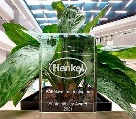Mit dem Supplier Award 2021 ehrt Henkel Adhesive Technologies jetzt drei verdiente Zulieferpartner. Die Ausgezeichneten heißen BASF, Eastman und Schütz. Hier mehr dazu. Mit dem Supplier Award 2021 ehrt Henkel Adhesive Technologies jetzt drei verdiente Zulieferpartner. Die Ausgezeichneten heißen BASF, Eastman und Schütz. Hier mehr dazu.
