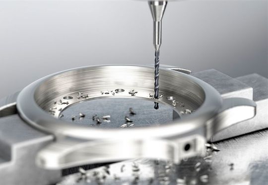 Der schwedische Werkzeughersteller Sandvik Coromant hat zwei neue Serien von Mikrobohrern, deren Rundlauf sehr präzise ist: Den Corodrill 862 mit GM-Geometrie (hier bei der Arbeit, an einem Uhrgehäuse) und den Corodrill 462 mit XM-Geometrie (Siehe Bild im Textverlauf). Der schwedische Werkzeughersteller Sandvik Coromant hat zwei neue Serien von Mikrobohrern, deren Rundlauf sehr präzise ist: Den Corodrill 862 mit GM-Geometrie (hier bei der Arbeit, an einem Uhrgehäuse) und den Corodrill 462 mit XM-Geometrie (Siehe Bild im Textverlauf).