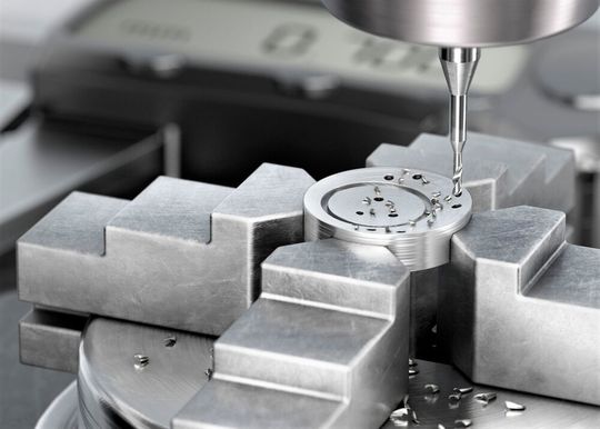 Das ist der Corodrill 462 mit XM-Geometrie. Er und der neue Mikrobohrer Corodrill 862 mit GM-Geometrie erreichen Bohrtiefen bis 9 × D mit äußerer Kühlschmierstoff-Zufuhr. Ab 1 Millimeter Durchmesser haben sie eine Innenkühlung und erreichen damit 16 × D.