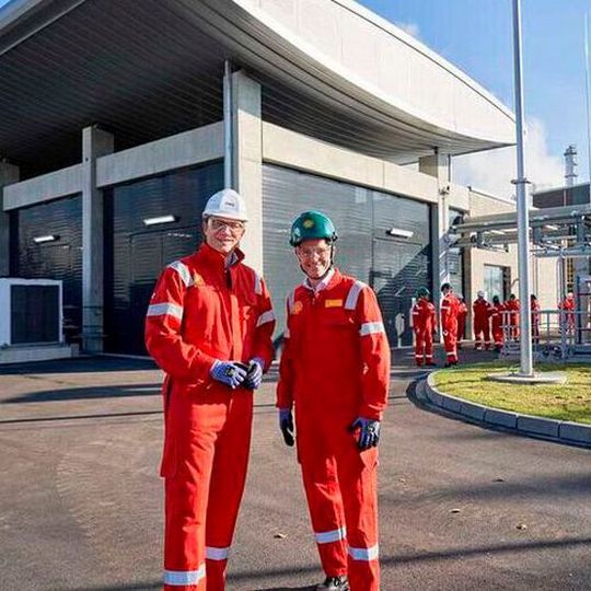 RWE and Shell also want to develop new green hydrogen solutions for industrial customers, focused on the Shell Energy & Chemicals Park Rheinland in Germany, Shell sites in Rotterdam and Moerdijk in the Netherlands, and on customers in their immediate vicinity. RWE and Shell also want to develop new green hydrogen solutions for industrial customers, focused on the Shell Energy & Chemicals Park Rheinland in Germany, Shell sites in Rotterdam and Moerdijk in the Netherlands, and on customers in their immediate vicinity.