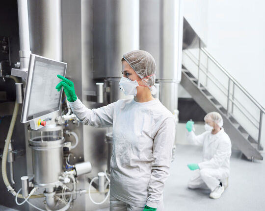 Basis für die Zusammenarbeit ist die von der Syntegon-Tochter Hüttlin entwickelte Xelum-Plattform, die beide Partner gemeinsam weiterentwickeln und als Standard für die kontinuierliche Produktion in der pharmazeutischen Industrie etablieren wollen.