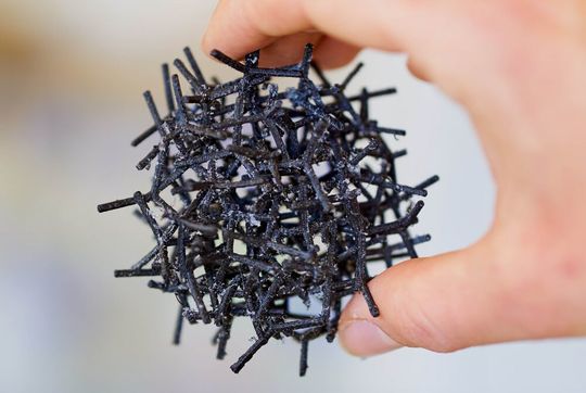 Aerographen, hier ein Modell, ist ein Netzwerk aus Graphenröhren – also Kohlenstoff. Das Material ist elektrisch leitfähig, ultraleicht und trägt viel Luft in sich. Es kann auch zur Explosion gebracht werden. Dann braucht es kein halbes Kilo davon, um einen Elefanten „abheben“ zu lassen, haben Forscher aus Kiel erkannt. Aerographen, hier ein Modell, ist ein Netzwerk aus Graphenröhren – also Kohlenstoff. Das Material ist elektrisch leitfähig, ultraleicht und trägt viel Luft in sich. Es kann auch zur Explosion gebracht werden. Dann braucht es kein halbes Kilo davon, um einen Elefanten „abheben“ zu lassen, haben Forscher aus Kiel erkannt.