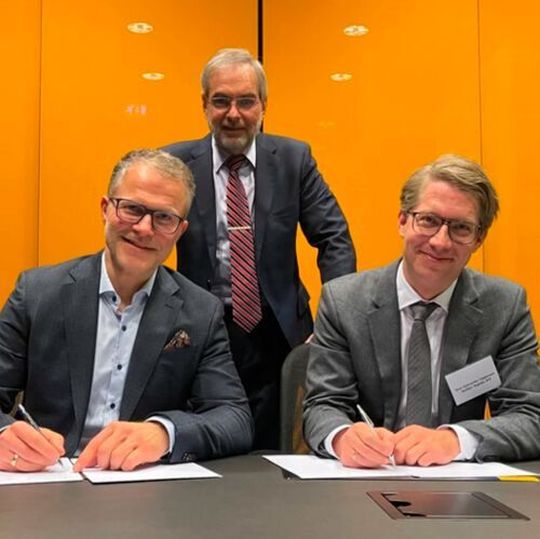 Siggi Ólason, CEO at Green Fuel, and Tore Sylvester Jeppesen, Senior Vice President at Topsoe, signs the MOU. Siggi Ólason, CEO at Green Fuel, and Tore Sylvester Jeppesen, Senior Vice President at Topsoe, signs the MOU.