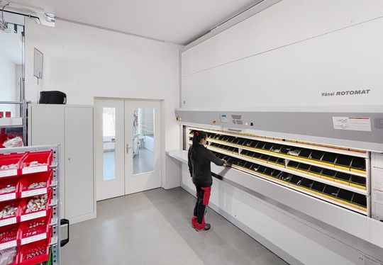 Ein platzsparender Rotomat-Lagerlift von Hänel unterstützt bei Swiss-Sonic Ultraschall jetzt die Produktion von Kunststoffschweiß-Anlagen für die Herstellung von FFP2-Masken. Hier mehr zu den Vorteilen, damit zu arbeiten. Ein platzsparender Rotomat-Lagerlift von Hänel unterstützt bei Swiss-Sonic Ultraschall jetzt die Produktion von Kunststoffschweiß-Anlagen für die Herstellung von FFP2-Masken. Hier mehr zu den Vorteilen, damit zu arbeiten.