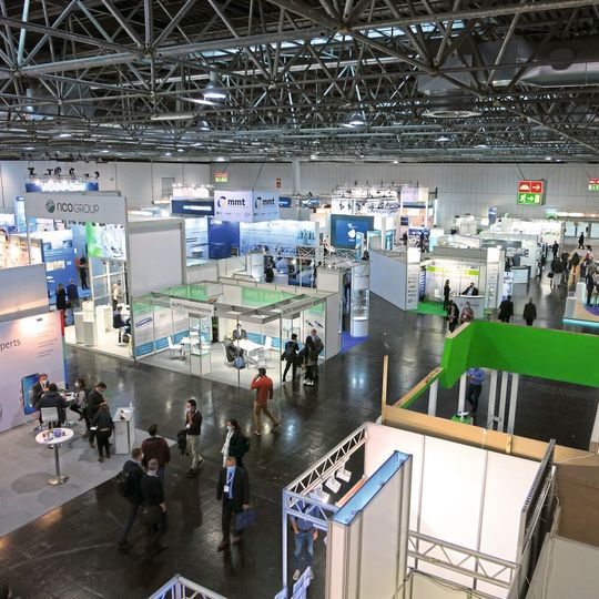 Der Blick über einen Teil der Halle 14 der Compamed: Die breiten Gänge machen es in diesem Jahr möglich, den erforderlichen Abstand der Besucherströme einzuhalten. Messegespräche, u. a. über das wichtige Thema Digitalisierung, können so stattfinden. Der Blick über einen Teil der Halle 14 der Compamed: Die breiten Gänge machen es in diesem Jahr möglich, den erforderlichen Abstand der Besucherströme einzuhalten. Messegespräche, u. a. über das wichtige Thema Digitalisierung, können so stattfinden.