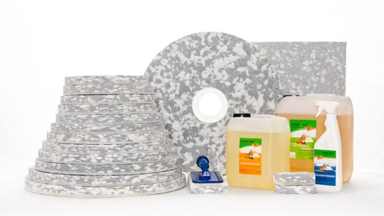 Die „Melanin-Plus-Pads“ bietet Haid-Tec in unterschiedlichen Größen sowohl für Scheuersaugmaschinen als auch Einscheibenmaschinen oder Orbital-/Exzentermaschinen an. Spezielle Reiniger ergänzen das Portfolio.