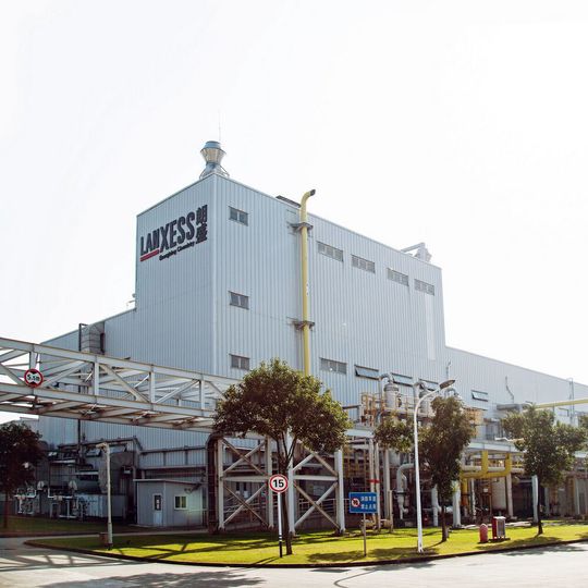 Lanxess produziert am Standort Nantong, China, auf einer Fläche von über 100.000 Quadratmetern Urethane und Schmierstoffe. Lanxess produziert am Standort Nantong, China, auf einer Fläche von über 100.000 Quadratmetern Urethane und Schmierstoffe.