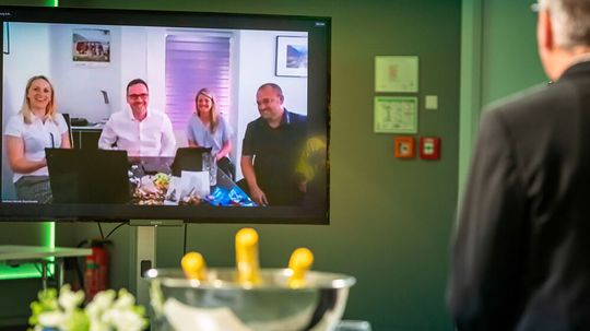 2021 gewann das Autohaus Liliensiek in Dippoldiswalde den Gebrauchtwagen Award (im Bild die Videokonferenz zur virtuellen Preisverleihung). 2021 gewann das Autohaus Liliensiek in Dippoldiswalde den Gebrauchtwagen Award (im Bild die Videokonferenz zur virtuellen Preisverleihung).