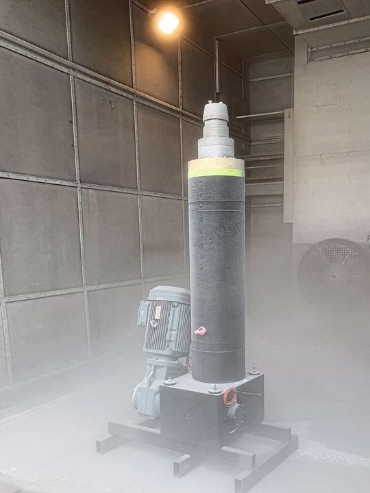 Im Kältetest wurde das Hubsystem bei einer Kerntemperatur nahe –80 °C mit 100 Tonnen statisch belastet.