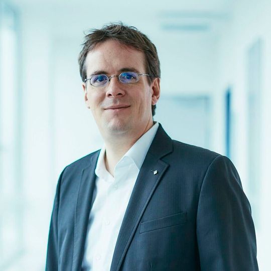 Alexander von Gernler: Der Security-Forscher von genua diskutiert auf dem ESE Kongress 2021, welche Verantwortung Systemprogrammierer gegenüber unserer modernen Gesellschaft tragen. Alexander von Gernler: Der Security-Forscher von genua diskutiert auf dem ESE Kongress 2021, welche Verantwortung Systemprogrammierer gegenüber unserer modernen Gesellschaft tragen.