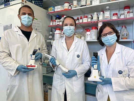v. l.: Gaël Petitjean, Scarlette Abbou und Suzie Houssier am Centre National de la Recherche Scientifique in Montpellier v. l.: Gaël Petitjean, Scarlette Abbou und Suzie Houssier am Centre National de la Recherche Scientifique in Montpellier