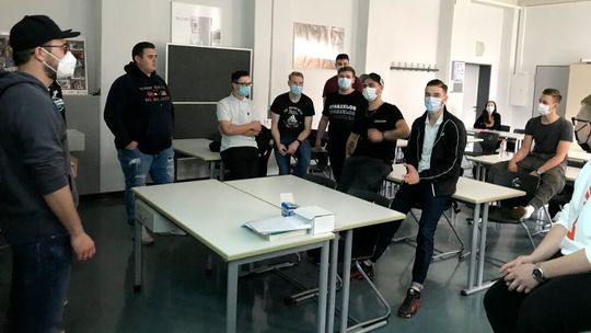 Die Initiative „Qualität ist Mehrwert“ besuchte während ihrer 2021er-Roadshow Kfz-Berufsschulen in Bayern und Sachsen. Erreicht wurden rund 200 Lehrlinge. Die Initiative „Qualität ist Mehrwert“ besuchte während ihrer 2021er-Roadshow Kfz-Berufsschulen in Bayern und Sachsen. Erreicht wurden rund 200 Lehrlinge.