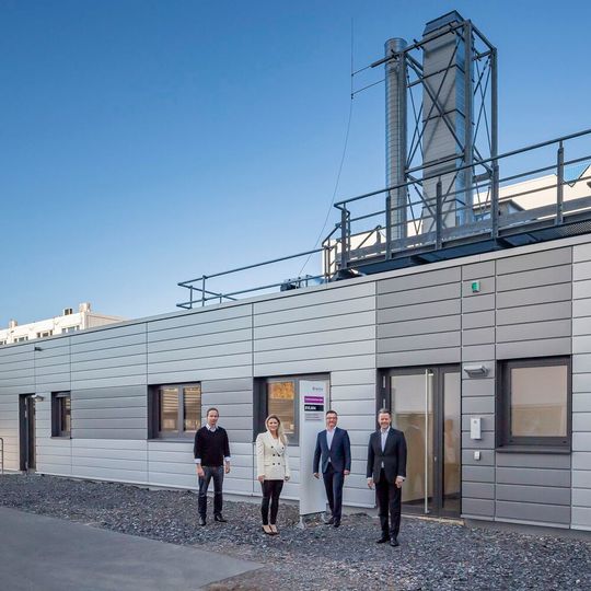(v.l.n.r.): Kai-Oliver Feldmann, Global Technical Manager Advanced Polyurethanes; Lauren Kjeldsen, President Specialty Additives Division; Patrick Muhlack, Leiter Standort Essen Goldschmidtstraße; Dr. Ralph Marquardt, Leiter PU-Additivgeschäft (v.l.n.r.): Kai-Oliver Feldmann, Global Technical Manager Advanced Polyurethanes; Lauren Kjeldsen, President Specialty Additives Division; Patrick Muhlack, Leiter Standort Essen Goldschmidtstraße; Dr. Ralph Marquardt, Leiter PU-Additivgeschäft