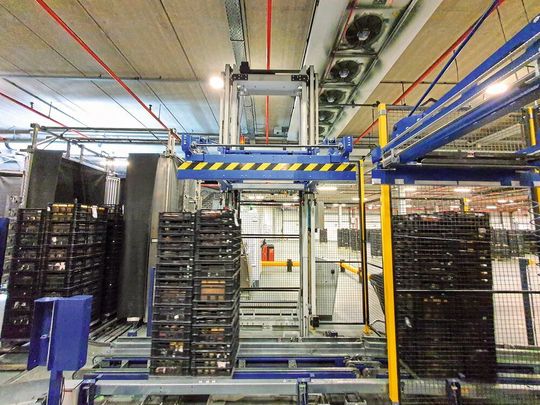 Mit einem horizontalen Band sichert die MS-6 H befüllte Rollwägen vollautomatisch für den Weitertransport. Mit einem horizontalen Band sichert die MS-6 H befüllte Rollwägen vollautomatisch für den Weitertransport.