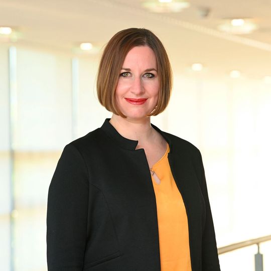„Der Medizintechnik-Branche und ihren Kunden wird die Teilhabe an der digitalen Transformation regelrecht verwehrt“, sagt Julia Steckeler, Geschäftsführerin bei Medical Mountains, zu den nach wie vor eingeschränkten Anwendungsbereichen von elektronischen Gebrauchsanweisungen bei Medizinprodukten für professionelle Anwender. „Der Medizintechnik-Branche und ihren Kunden wird die Teilhabe an der digitalen Transformation regelrecht verwehrt“, sagt Julia Steckeler, Geschäftsführerin bei Medical Mountains, zu den nach wie vor eingeschränkten Anwendungsbereichen von elektronischen Gebrauchsanweisungen bei Medizinprodukten für professionelle Anwender.