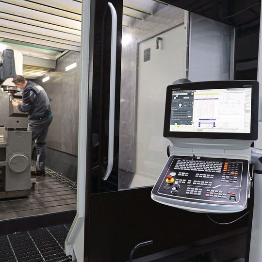 Papierlos: Komplett im CAD/CAM-System aufbereitete Daten mit allen Informationen zu Abmessungen, Genauigkeiten und Aktualisierungen gelangen direkt digital an die Steuerungen der Bearbeitungszentren. Papierlos: Komplett im CAD/CAM-System aufbereitete Daten mit allen Informationen zu Abmessungen, Genauigkeiten und Aktualisierungen gelangen direkt digital an die Steuerungen der Bearbeitungszentren.