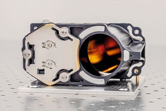 So funktioniert das Spiegelteleskop: Das Licht gelangt durch die runde Öffnung auf der (von vorne betrachtet) rechten Seite und trifft auf den ersten von vier goldbeschichteten Spiegeln im Inneren. Diese leiten es dann nach links weiter zu einer kryogekühlten Sensoreinheit (nicht im Bild). Dort wird die Infrarotstrahlung als Temperatur ausgewertet.