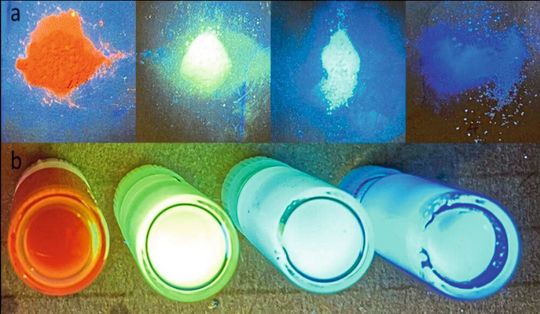 Proben (obere Reihe) der neuen hybriden Photokatalysatoren, die mit unterschiedlichen Fluorenszenzfarbstoffen versetzt wurden. Untere Reihe: Proben in Ethanol dispergiert. Proben (obere Reihe) der neuen hybriden Photokatalysatoren, die mit unterschiedlichen Fluorenszenzfarbstoffen versetzt wurden. Untere Reihe: Proben in Ethanol dispergiert.