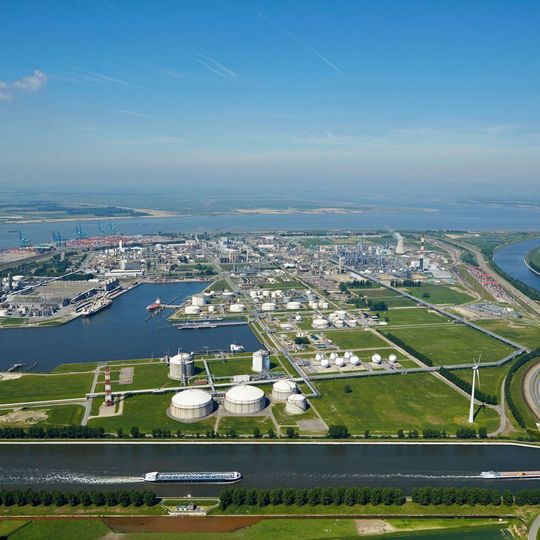 Im Hafen von Antwerpen sollen die CO2-Emissionen deutlich reduziert werden. Im Hafen von Antwerpen sollen die CO2-Emissionen deutlich reduziert werden.