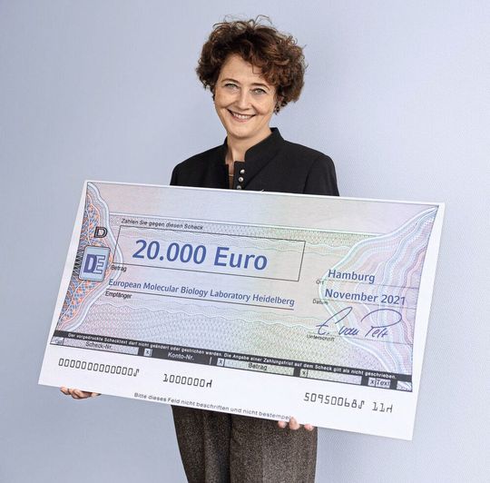 Prof. Edith Heard, General-Direktorin des EMBL, mit der Spende. Prof. Edith Heard, General-Direktorin des EMBL, mit der Spende.