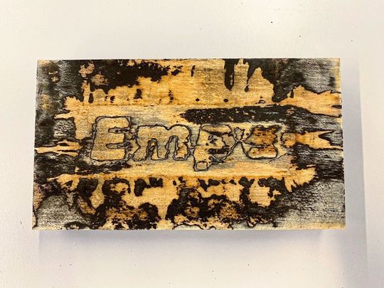 Übung macht den Meister – Wie Erstklässler ist auch der Pilz noch etwas wackelig beim Schreiben bestimmter Buchstaben. Empa-Forscher Tine Kalac ist es erstmals gelungen, Pilze Wörter im Holz schreiben zu lassen.