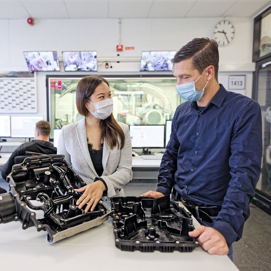 Permanenter Gesundheitscheck: Eine KI-Anwendung von Porsche Engineering bewertet den Zustand der Lithium-Ionen-Batterie und prognostiziert so die verbleibende Batteriereichweite des E-Fahrzeugs. Permanenter Gesundheitscheck: Eine KI-Anwendung von Porsche Engineering bewertet den Zustand der Lithium-Ionen-Batterie und prognostiziert so die verbleibende Batteriereichweite des E-Fahrzeugs.