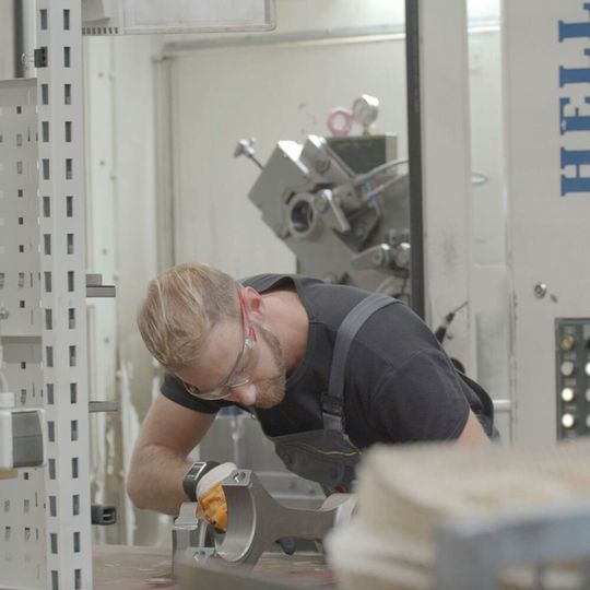 Sensoren überwachen Haltung: Das System aus Sensoren und Software gibt direkt Rückmeldung, wenn der Nutzer seine Haltung korrigieren soll. Sensoren überwachen Haltung: Das System aus Sensoren und Software gibt direkt Rückmeldung, wenn der Nutzer seine Haltung korrigieren soll.