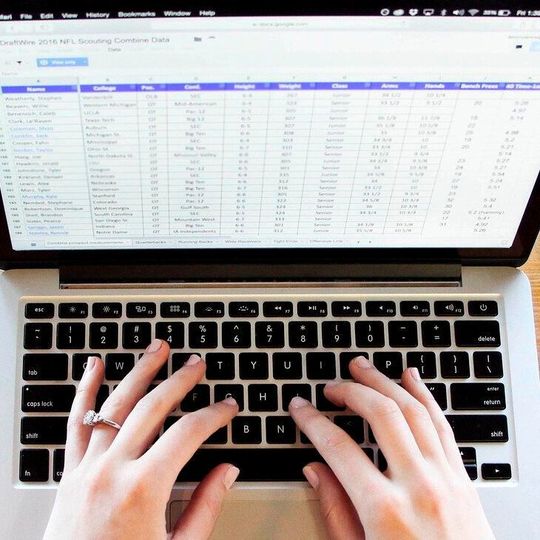 Spreadsheets eignen sich nur für die Planung kleinerer Projekte. Spreadsheets eignen sich nur für die Planung kleinerer Projekte.