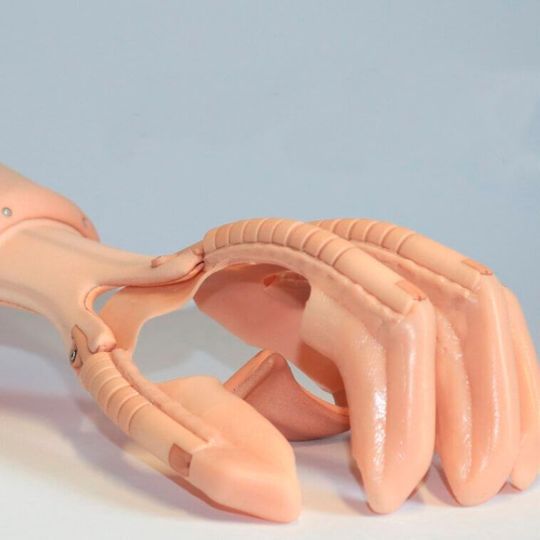Die Hand-Orthese Exomotion soll helfen, die Greifkraft gelähmter Hände wiederherzustellen. Die Hand-Orthese Exomotion soll helfen, die Greifkraft gelähmter Hände wiederherzustellen.