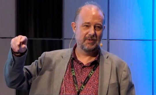 Dr. Jon Summers, wissenschaftlicher Leiter des Datenzentrums-Bereichs von RISE ICE: „Beim digitalen Rechnen gehen 99,97 Prozent der Energie als Abwärme verloren - die müssen wir verwerten.“ Dr. Jon Summers, wissenschaftlicher Leiter des Datenzentrums-Bereichs von RISE ICE: „Beim digitalen Rechnen gehen 99,97 Prozent der Energie als Abwärme verloren - die müssen wir verwerten.“
